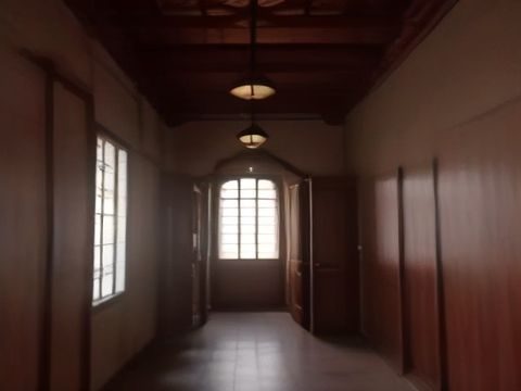 韩国娱乐公司练习室内部，镜墙前数名少年练习生在严格训练，地板磨损的痕迹映照出无数个日夜的重复与坚持，画面带着一种青春的疲惫感